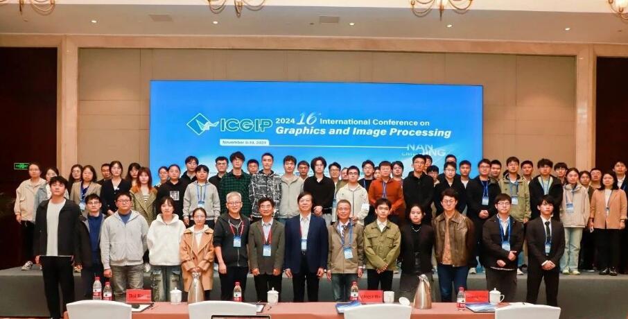 11月8日至10日, 第16届图形与图像处理国际会议（The 16th International Conference on Graphics and Image Processing，ICGIP 2024）在南京顺利召开。本次会议由南京理工大学主办，南京理工大学计算机科学与工程学院、江苏省计算机学会、江苏省人工智能学会承办，苏州大学、苏州科技大学、南京邮电大学、南京信息工程大学协办，并得到四川大学、中国海洋大学、长安大学、云南大学、西安理工大学、杭州师范大学、英国朴茨茅斯大学等多所国内外知名高校支持。会议吸引了近100位来自中国、法国、英国、菲律宾、日本等国家和地区图形与图像处理领域的知名专家、学者、高校师生，围绕大会主题展开深入探讨，分享前沿学术成果和独到科研经验。此次会议以线上线下相结合的方式进行。11月9日上午，大会开幕。开幕式上，南京理工大学国际交流合作处副处长许苏豫教授首先代表会议主办方致欢迎辞，对莅临大会的领导和嘉宾表示热烈的欢迎及真挚的感谢，并介绍了南京理工大学的发展历程。南京理工大学国际交流合作处副处长许苏豫随后，大会主席，肖亮教授致开幕辞。肖亮教授表示图形与图像处理作为信息技术的重要组成部分，随着人工智能、大数据等技术的不断发展，图形与图像处理技术正迎来前所未有的发展机遇，他期待此次大会大家能够激发更多创新思维，推动图形与图像处理技术的深度融合与广泛应用，为经济社会发展贡献更多智慧与力量。南京理工大学肖亮教授主旨报告环节，西北工业大学何明一教授，上海交通大学杨睿刚教授，澳门大学孔慧教授分别就“通过超光谱多视角实现集成图像与图形智能处理”、“克服模拟到现实的差距：Real2Sim2Real及其在自动驾驶中的应用”、“在城市环境中的自主机器人制图”等主题作精彩报告。西北工业大学何明一教授 上海交通大学杨睿刚教授澳门大学孔慧教授此次大会为期三天，除三场主旨报告，大会设置了11场线上线下分会，设置口头报告会场和海报展示会场。邀请领域内知名讲者共同探讨图像图形领域的前沿基础理论研究和科技创新实践应用，探讨内容覆盖图像识别与计算机视觉、多模态感知与融合技术在图像处理中的应用、图像分割与图像分类、3D图像重建与计算模型、基于AI的图像生成与恢复技术、目标检测与算法等热门议题。据悉，ICGIP 大会创立于 2009年，至今已有15年历史，大会由国际光学工程学会出版支持（Society of Photo-Optical Instrumentation Engineers，SPIE）, 现已发展成为图形与图像处理领域年度学术盛会。此次ICGIP 2024大会的成功举办，为图形与图像处理领域搭建了一个开放、共融、互通的交流平台， 让我们期待ICGIP 2025再聚！