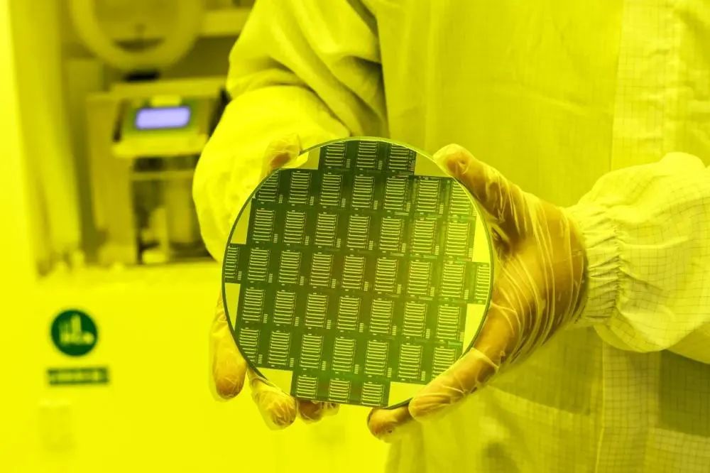 首片晶圆下线,上海交大无锡光子芯片研究院光子芯片中试线实现规模化量产