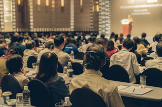 学术会议着装要求是什么？参会合适穿搭指南（分场景 / 角色）