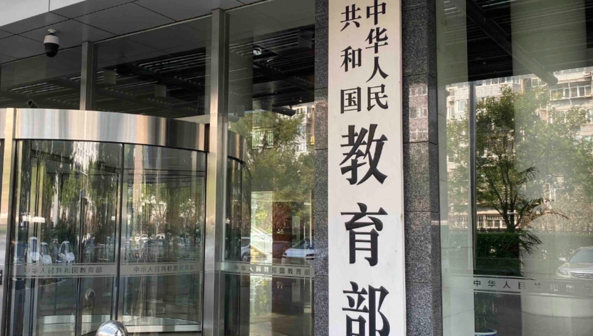 教育部：安排辅导员与学生同吃、同住、同生活
